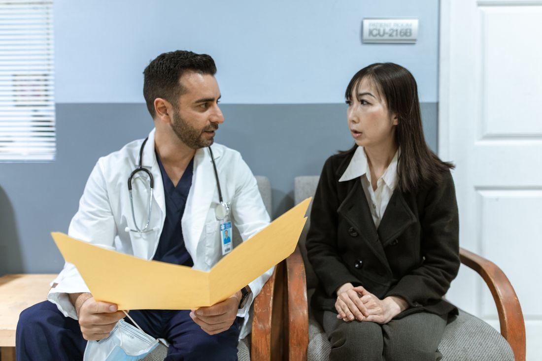 Junger Arzt im fachlichen Gespräch im Klinikalltag