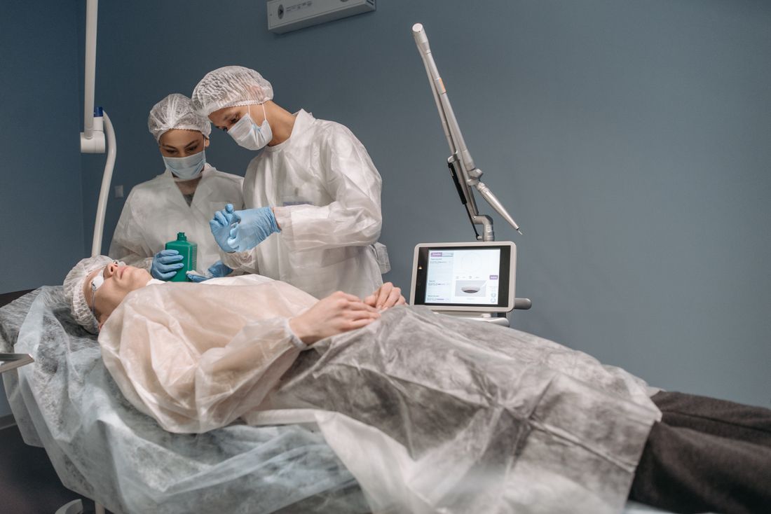 Patient wird im OP für die Anästhesie vorbereitet